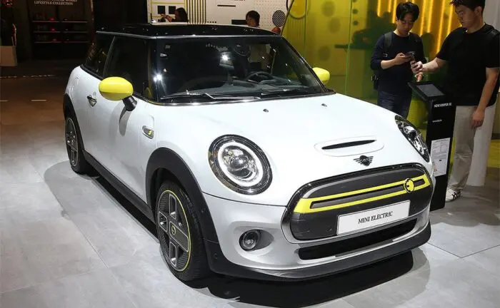 01 mini electric front passenger quarter live