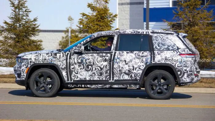 2022 jeep grand cherokee side spy photo.jpg