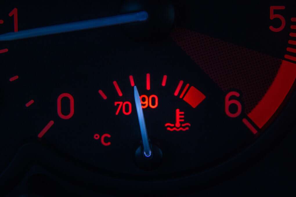 The engine does not reach normal temperature.