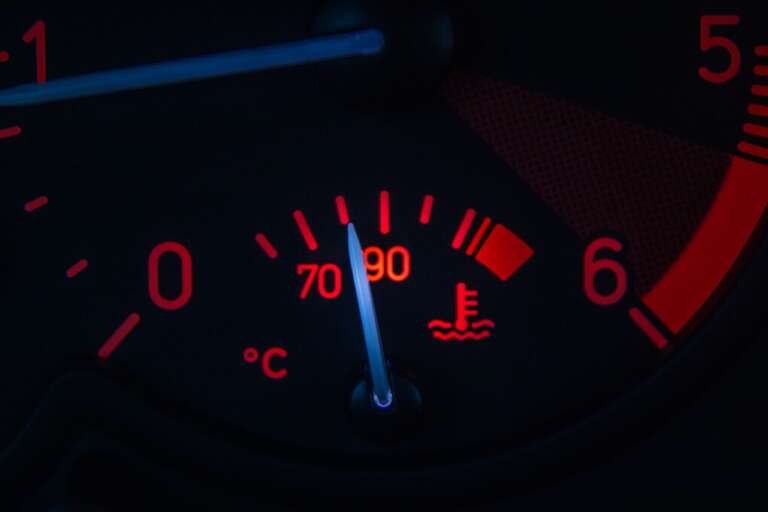 The engine does not reach normal temperature.. Causes and solutions