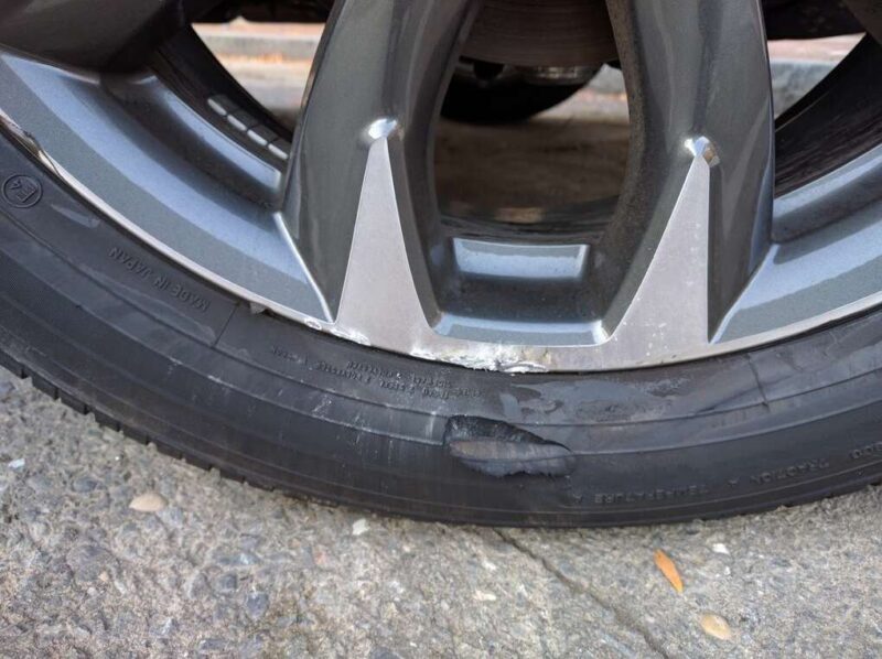 This is how you protect your car when a tire explodes on the road