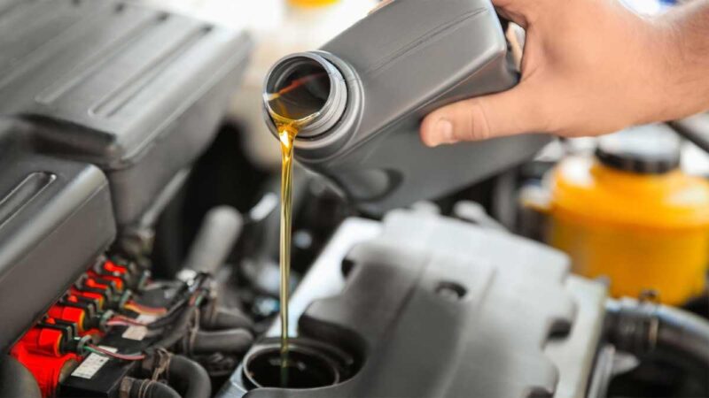 4 steps to changing the engine oil in the car