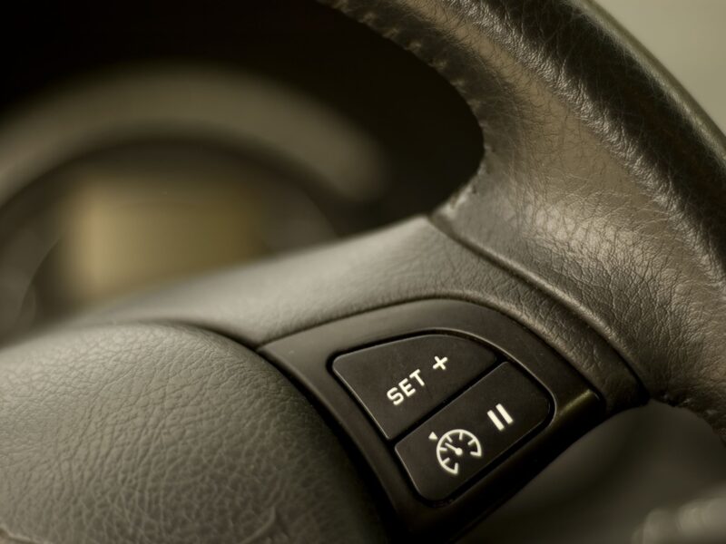 Correct action if the cruise control is damaged while driving at high speeds
