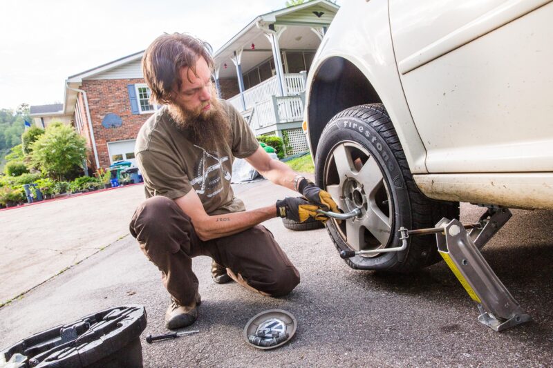 014 how to take off your flat tire and replace it with your spare