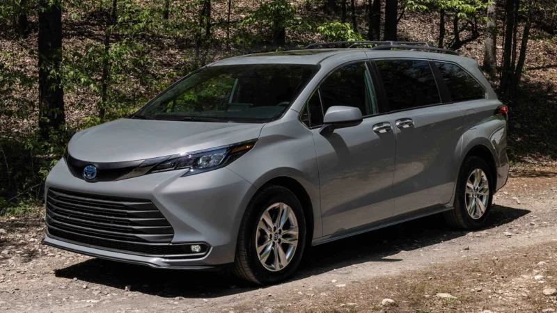 2022 Toyota Sienna exterior 01