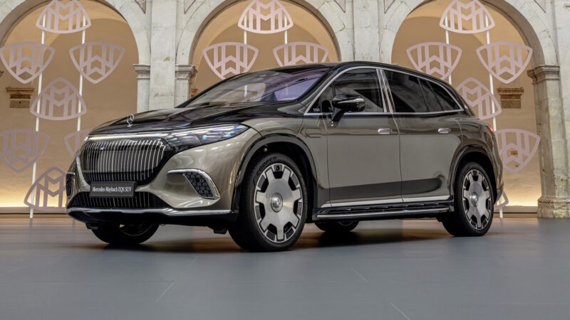 Mercedes Maybach EQS SUV static front34